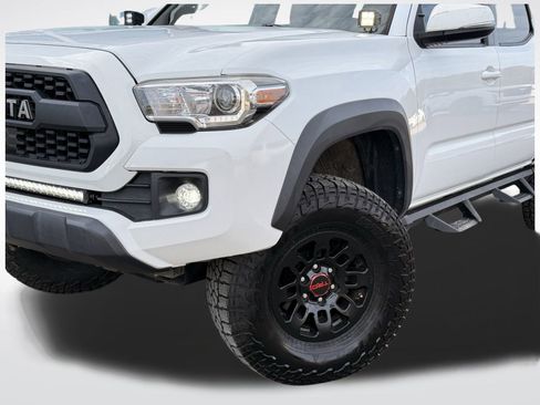 Used 2019 Toyota Tacoma TRD Off-Road image 2