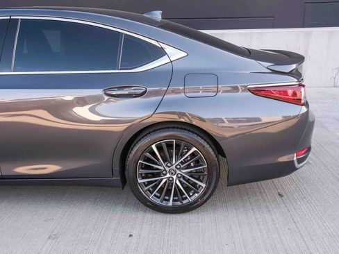 Used 2025 Lexus ES 300h w/ Premium Package FWD image 8