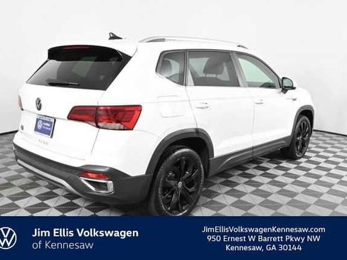 Certified 2022 Volkswagen Taos SE w/ Panoramic Sunroof Package image 9