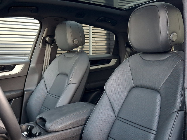 Certified 2025 Porsche Cayenne Coupe AWD/4WD image 5