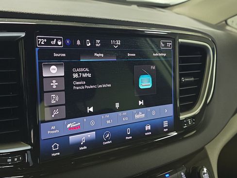Used 2023 Chrysler Pacifica Touring-L FWD image 31