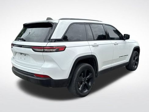 Used 2023 Jeep Grand Cherokee Altitude AWD/4WD image 6