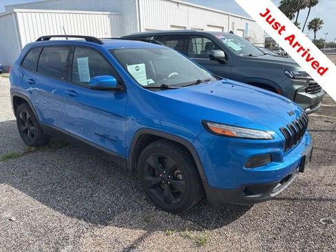 Used 2018 Jeep Cherokee Latitude w/ Altitude Package FWD image 7