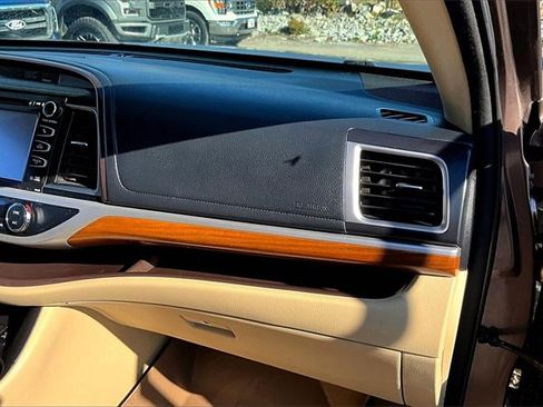 Used 2017 Toyota Highlander Limited Platinum image 16