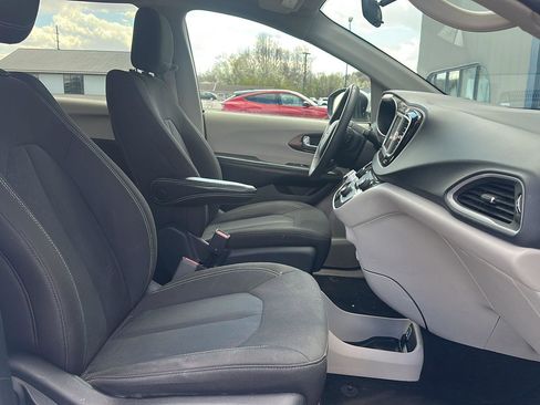 Used 2022 Chrysler Voyager LX image 19