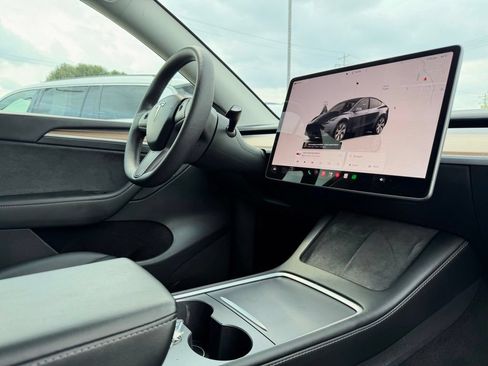 Used 2023 Tesla Model Y Long Range AWD/4WD image 27