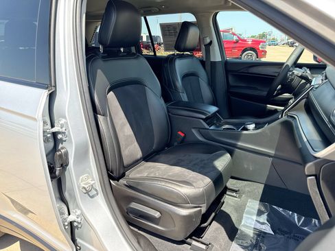 Used 2023 Jeep Grand Cherokee Laredo AWD/4WD image 23