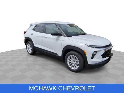 Certified 2026 Chevrolet TrailBlazer LS w/ LS Convenience Package FWD image 2