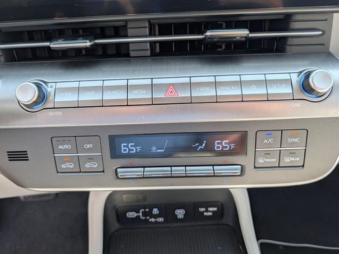 Used 2025 Hyundai Kona SEL FWD image 6