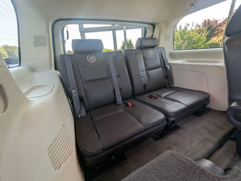 Used 2011 Cadillac Escalade Platinum image 18