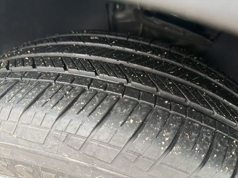 Used 2022 Volkswagen Tiguan SE w/ Panoramic Sunroof Package image 4