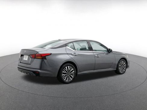 Used 2025 Nissan Altima 2.5 SV FWD image 10