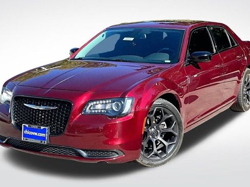 Used 2019 Chrysler 300 Touring w/ Sport Appearance Package RWD image 2