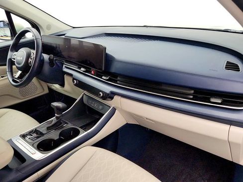 Used 2025 Kia Carnival EX FWD image 23