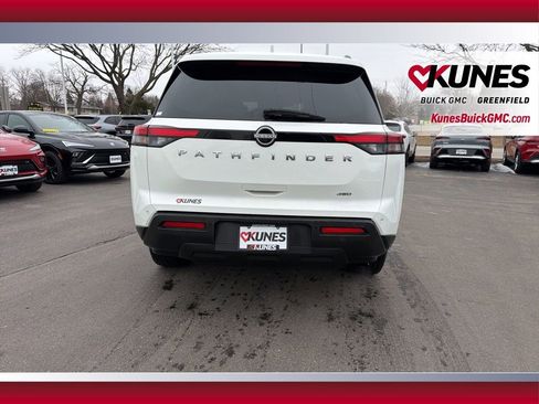 Used 2025 Nissan Pathfinder SV image 8