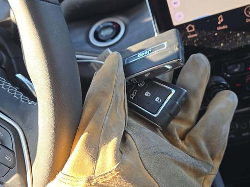 Used 2023 Jeep Grand Cherokee Limited image 24