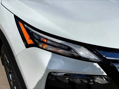 Certified 2025 Nissan Rogue SV FWD image 19