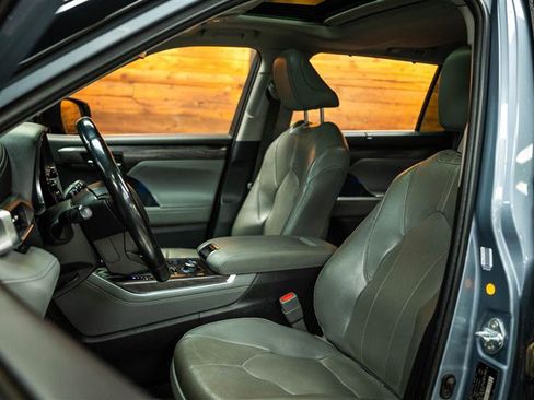 Used 2022 Toyota Highlander Limited image 10
