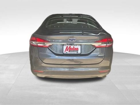 Used 2018 Ford Fusion SE w/ Fusion SE Technology Package FWD image 6