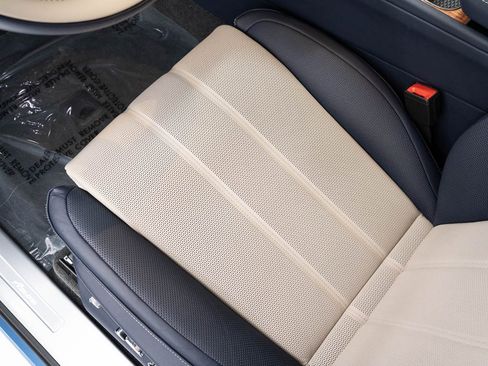 Certified 2025 Bentley Bentayga image 19