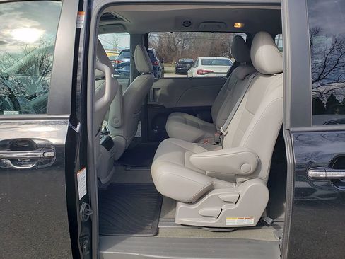 Used 2017 Toyota Sienna image 7