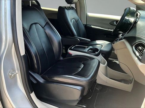 Used 2023 Chrysler Pacifica Touring-L FWD image 29