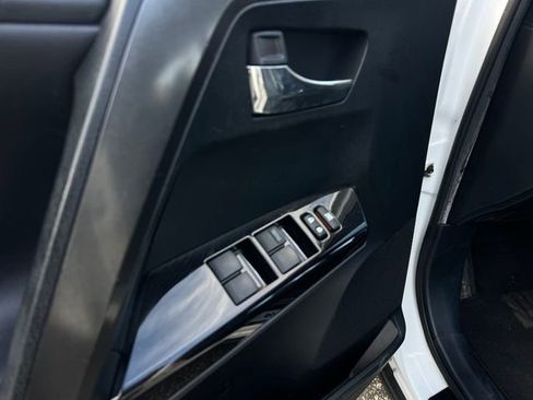 Used 2016 Toyota RAV4 SE image 10