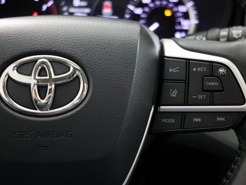 Used 2023 Toyota Highlander LE FWD image 28