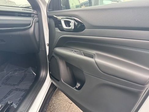 New 2026 Jeep Compass Latitude image 9