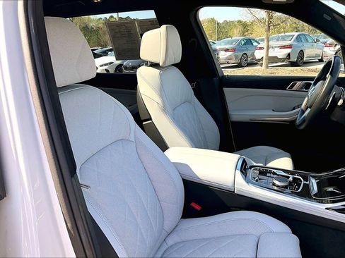 Certified 2025 BMW X7 xDrive40i image 8