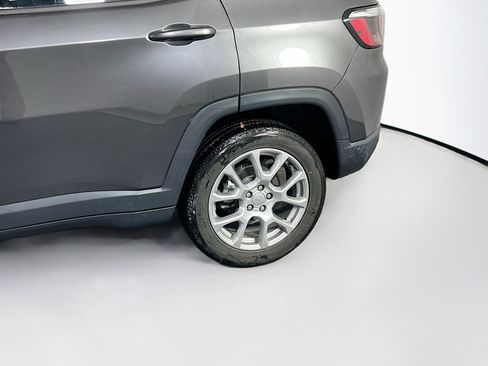Used 2022 Jeep Compass Latitude w/ Sun and Sound Group AWD/4WD image 29