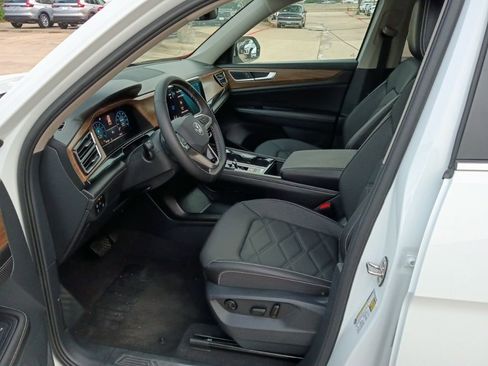 Used 2025 Volkswagen Atlas SE image 4