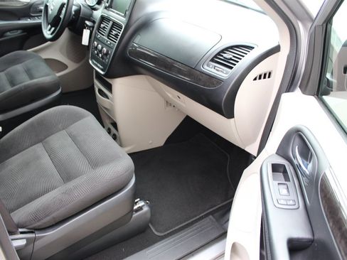 Used 2020 Dodge Grand Caravan SE w/ UConnect Hands-Free Group image 12