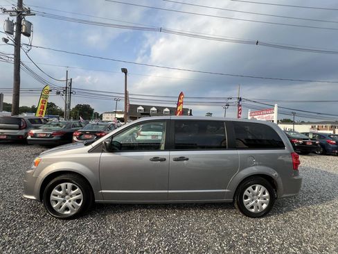 Used 2019 Dodge Grand Caravan SE w/ UConnect Hands-Free Group FWD image 5