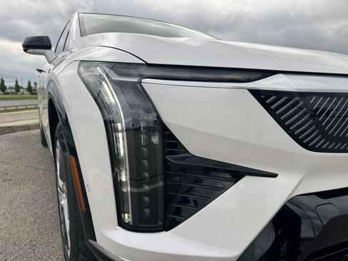 Certified 2025 Cadillac Optiq Luxury 2 w/ LPO, Floor Liner Package AWD/4WD image 9