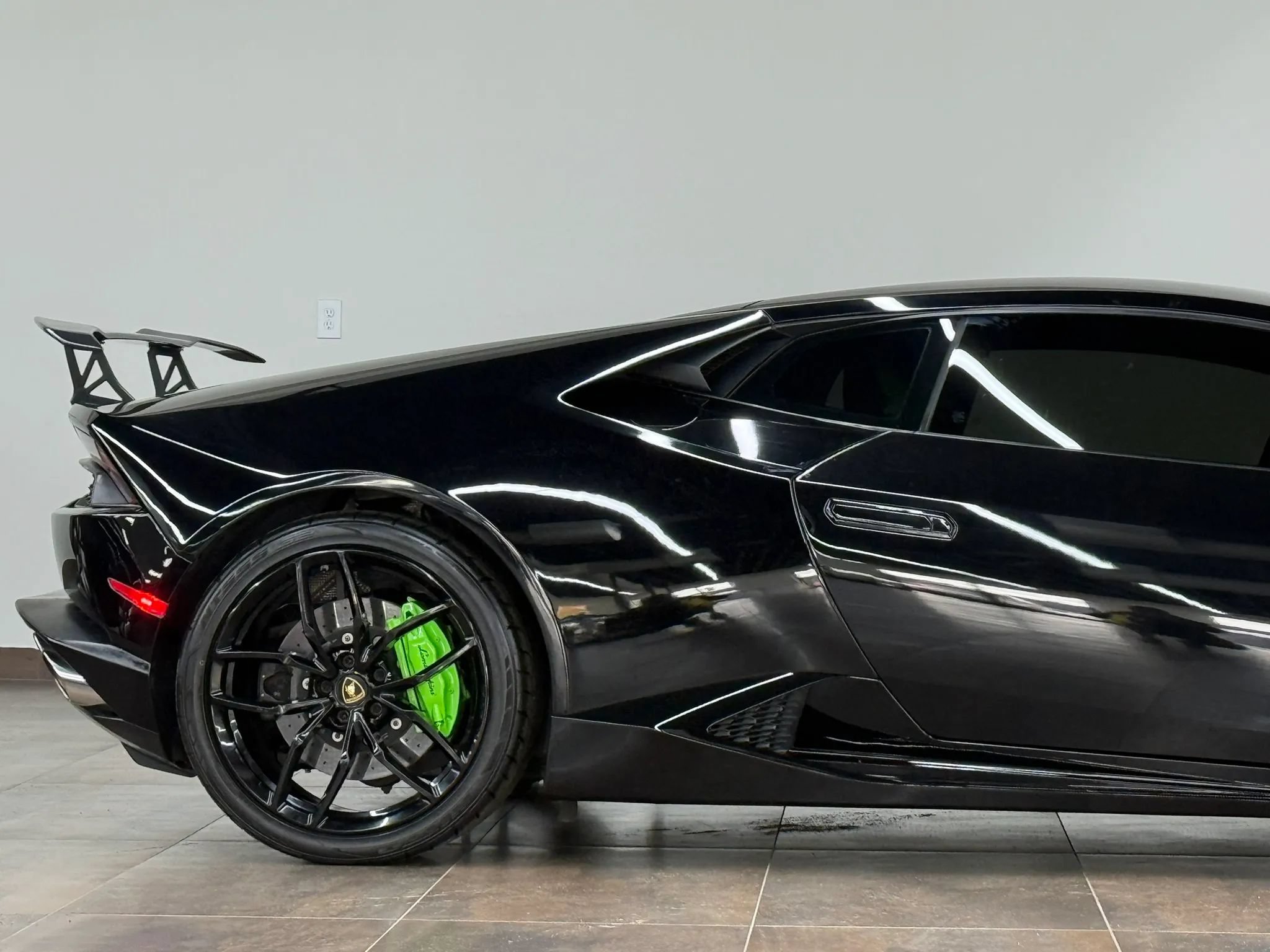 Used 2015 Lamborghini Huracan LP 610-4 AWD/4WD image 16