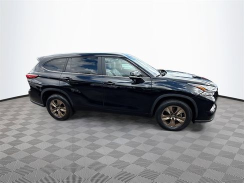 Used 2023 Toyota Highlander Bronze Edition image 5