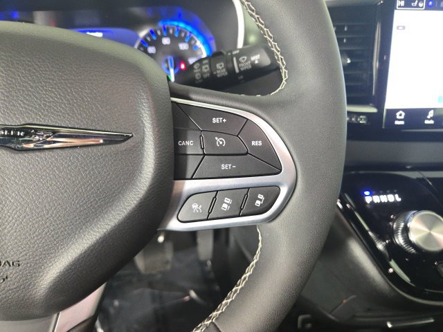 Used 2026 Chrysler Pacifica Select FWD image 23