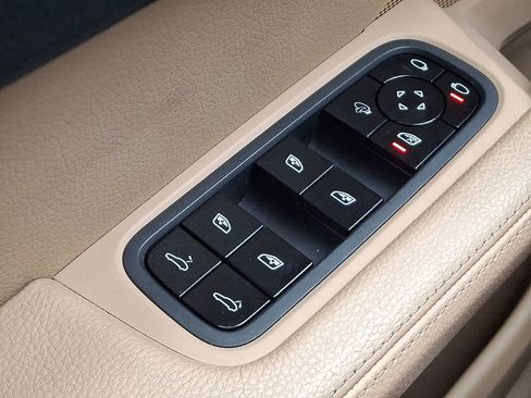 Used 2019 Porsche Cayenne Base image 27