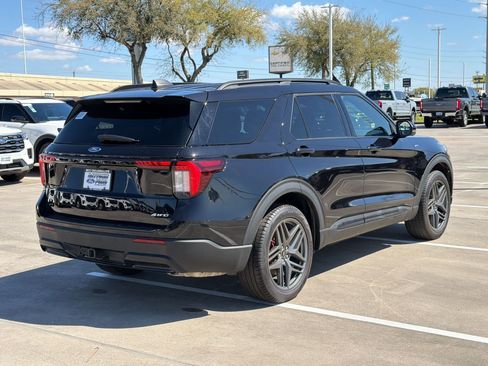 Used 2025 Ford Explorer ST-Line w/ ST-Line Street Pack image 7
