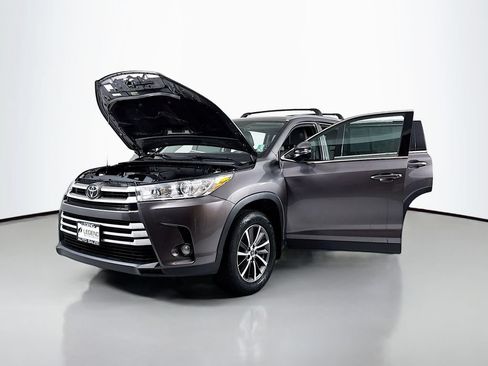 Used 2019 Toyota Highlander XLE AWD/4WD image 25
