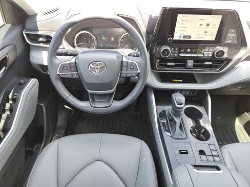 Used 2024 Toyota Highlander XLE FWD image 5