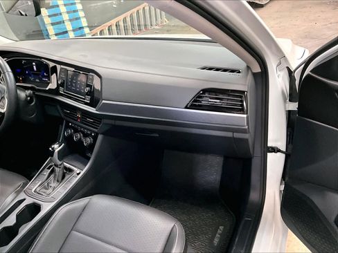 Used 2024 Volkswagen Jetta SE w/ Panoramic Sunroof Package FWD image 18