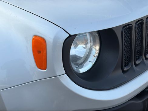 Used 2018 Jeep Renegade Altitude image 27