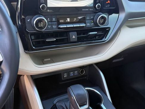 Used 2022 Toyota Highlander XLE FWD image 20