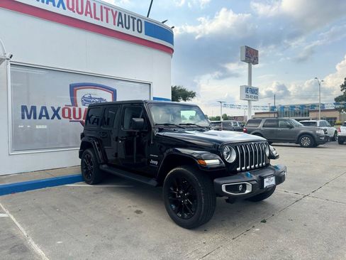 Used 2023 Jeep Wrangler Unlimited Sahara w/ Cold Weather Group AWD/4WD image 15