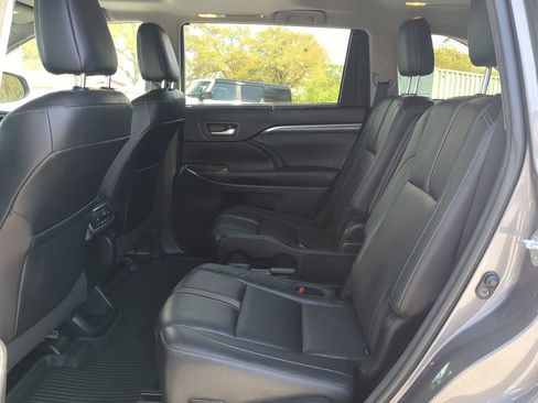 Used 2018 Toyota Highlander SE image 12