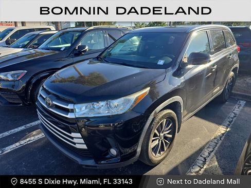Used 2019 Toyota Highlander SE image 2