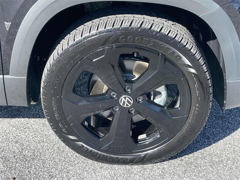 Used 2025 Volkswagen Taos SE image 10