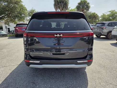 Used 2022 Kia Carnival LX FWD image 4